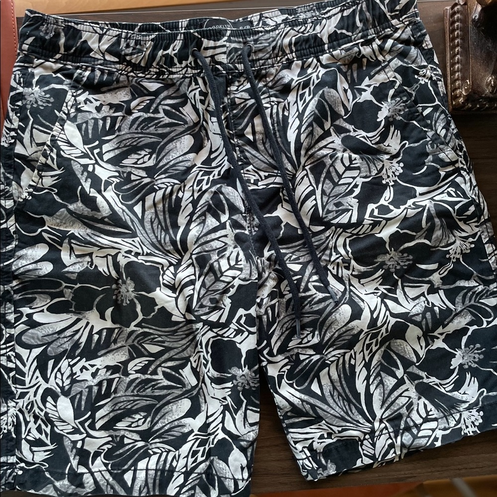 Black & White Floral Boardshorts Men’s Size: n/a
